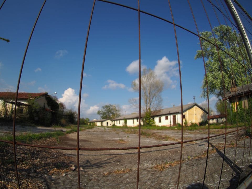 Immagine per L'orrore del passato nelle foto di oggi, studenti da tutta Europa raccontano il lager di Visco 